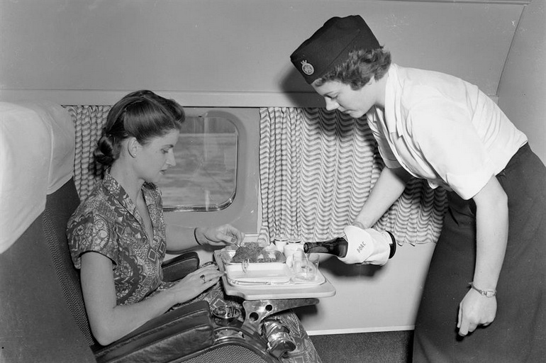 Un passager déjeune à bord du premier avion de ligne commercial au monde