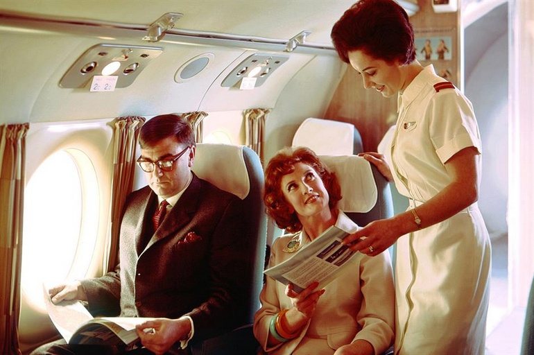 Une hôtesse de l'air s'occupe des passagers sur un vol de la National Airways Corporation en 1959