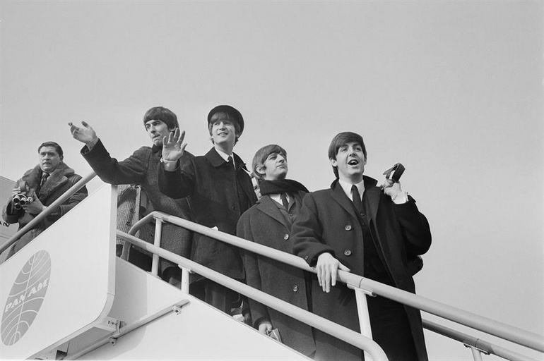 Les Beatles arrivent à Londres sur un vol Pan Am en 1964