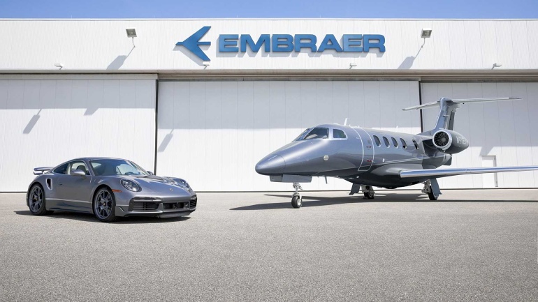 L'achat d'un des dix jets d'affaires Embraer Phenom 300E sera accompagné d'une Porsche 911 Turbo S assortie et d'un ensemble de bagages Globetimer