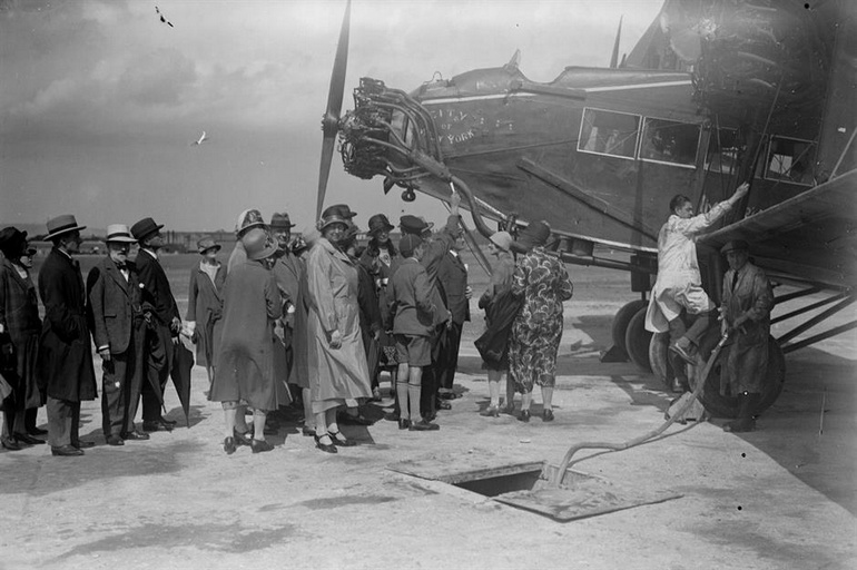 Des passagers attendent de monter à bord d'un avion en 1929