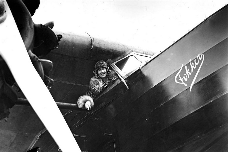 Lady Heath pilote un avion pour KLM Royal Dutch Airlines