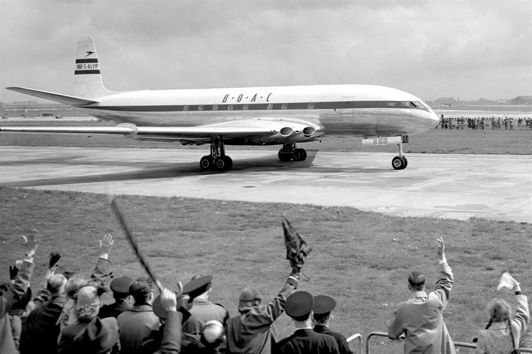 La foule salue le premier avion de ligne à réaction au monde