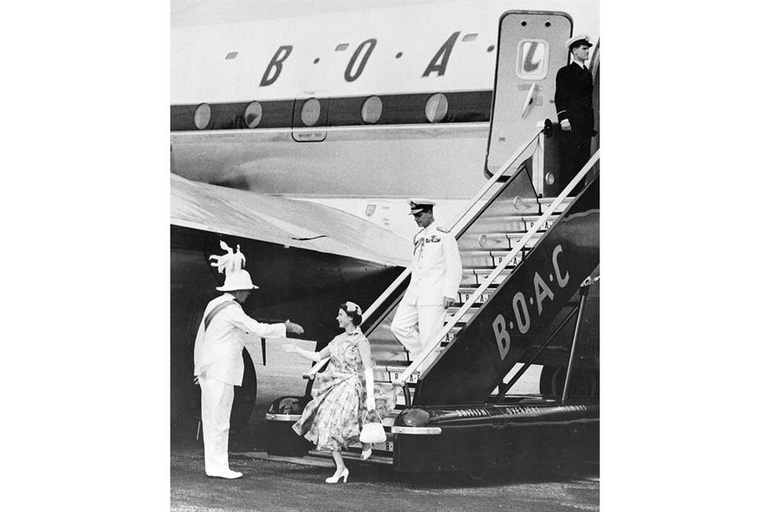 La Reine arrive aux Bermudes sur un vol BOAC en 1953