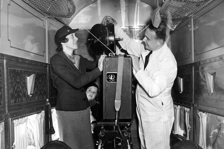 Un projecteur de cinéma sur un vol United Airlines vers 1950