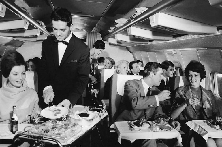 Service du déjeuner sur un vol Lufthansa en 1967