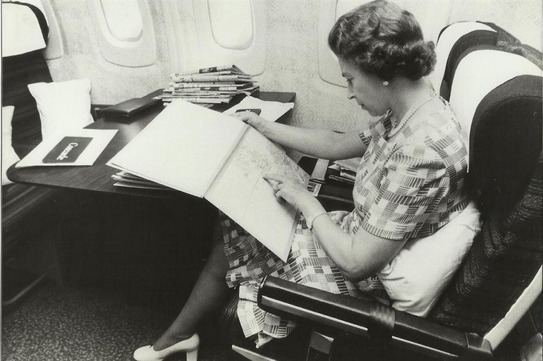 La Reine à bord d'un avion Concorde en 1977