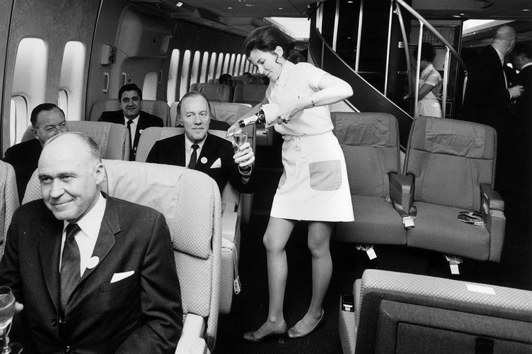 Les passagers se voient servir du champagne sur un vol 747 de Pan Am