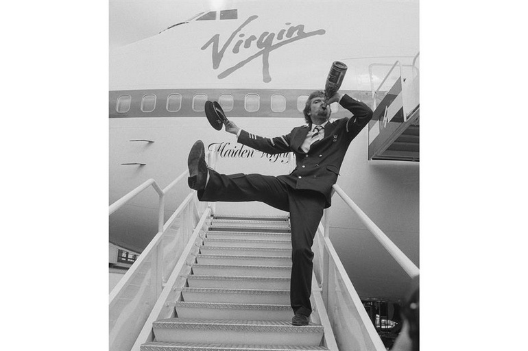 Richard Branson célèbre le lancement de sa nouvelle compagnie aérienne, Virgin Atlantic Airways, en 1984