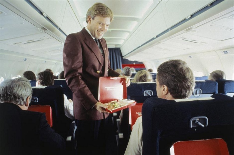 Une hôtesse de l'air sert le dîner sur un vol SAS vers 1980