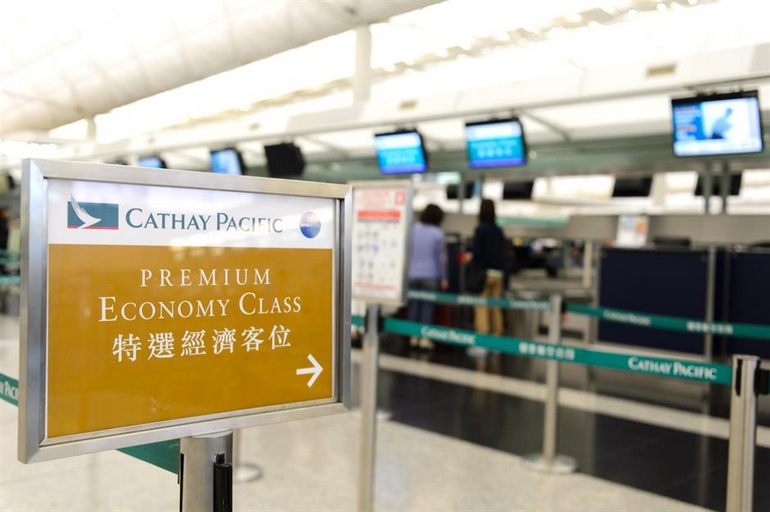 Un panneau pour la classe économique premium à l'aéroport international de Hong Kong