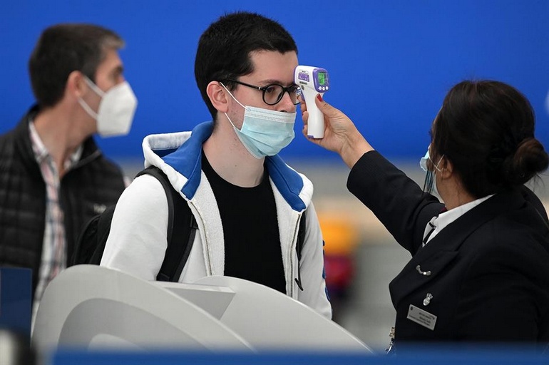 Un passager subit un contrôle de température à l'aéroport d'Heathrow