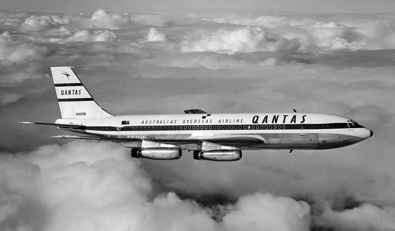 Boeing 707 avec moteurs à réaction