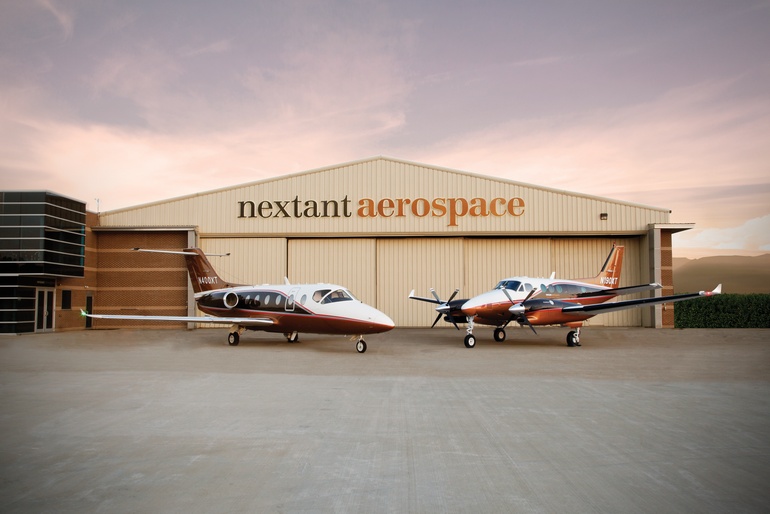 Photo d'un Nextant 400XTi près de son hangar